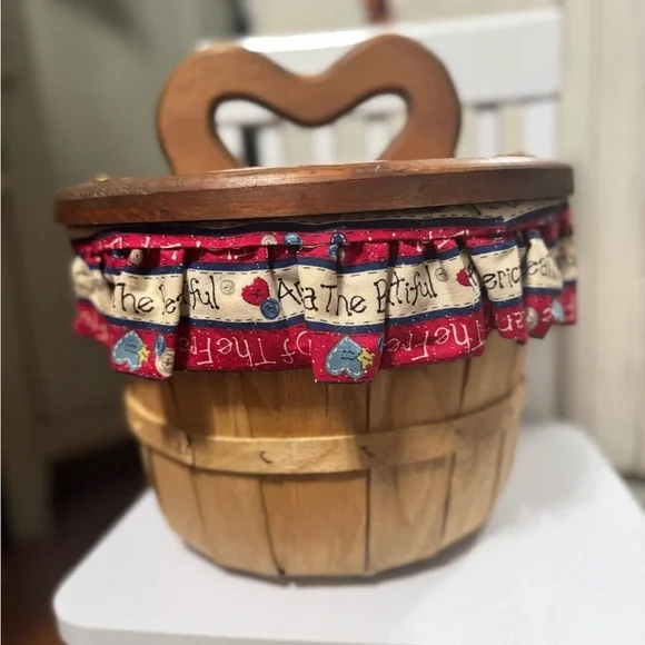 Vintage Sewing Bushel Basket Split Lid Floral Patriotic Theme - Picture 5 of 16